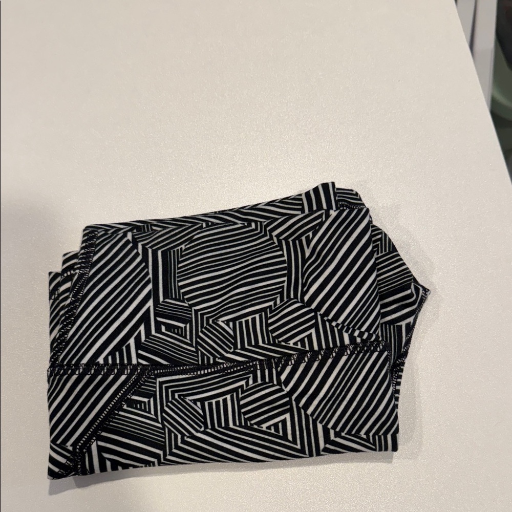 Fleo Women's Monochrome Geometric Athletic Shorts - Picture 7 of 7